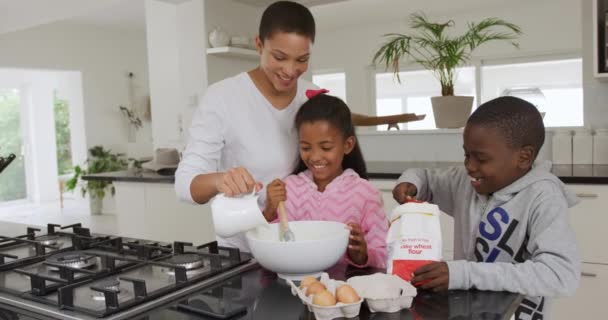 Вид Спереди Улыбающуюся Афроамериканку Маленького Сына Дочь Дома Кухне Готовящих — стоковое видео