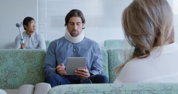 Přes Rameno Pohled Bělocha Nákrčníku Sedícího Nemocniční Čekárně Použití Tabletu — Stock video