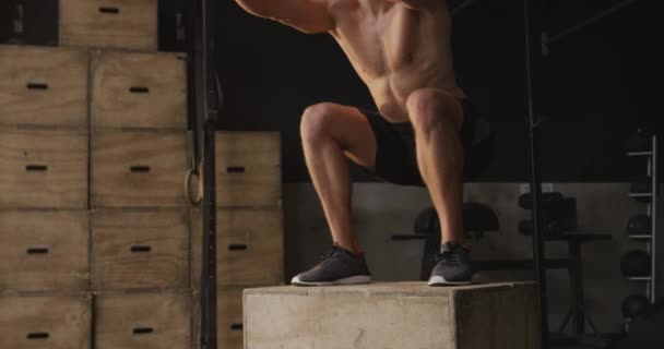ボックス スローモーションを飛び降りジムでの無気力な運動白人男性のクロストレーニングのフロントビュー — ストック動画