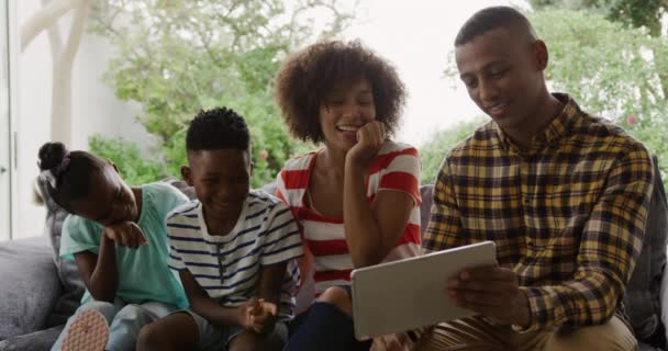 Framsidan Ett Afroamerikanskt Par Och Deras Unga Son Och Dotter — Stockvideo