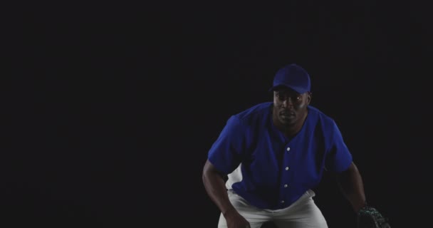 一名身穿队服 头戴棒球帽 头戴手套 等待和接住棒球 动作缓慢的非裔美国男性棒球外野手的前景 — 图库视频影像