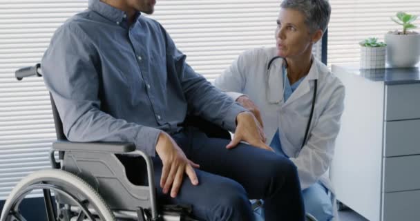 Vista Frontal Una Doctora Caucásica Arrodillada Junto Paciente Varón Caucásico — Vídeos de Stock