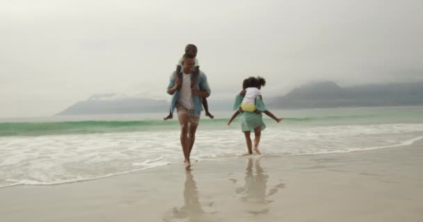 Вид Спереди Улыбающейся Афро Американской Пары Бегущей Пляжу Вдали Моря — стоковое видео