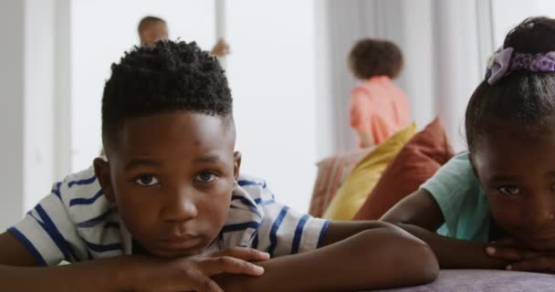 Vista Frontal Close Jovem Afro Americano Incomodar Irmã Casa Sala — Vídeo de Stock