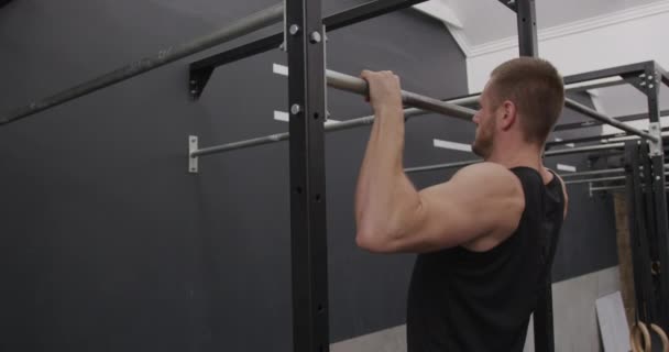 Vista Lateral Homem Atlético Caucasiano Vestindo Roupas Esportivas Cross Training — Vídeo de Stock