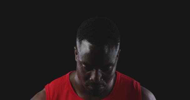 Spor Yaptıktan Sonra Terleyen Başını Kaldırıp Kameraya Bakan Afrikalı Amerikalı — Stok video