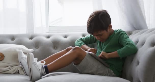 Vista Laterale Ragazzo Razza Mista Casa Indossando Pantaloncini Scarpe Ginnastica — Video Stock