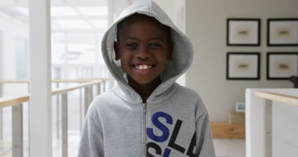 Porträtt Närbild Ung Afroamerikansk Pojke Hemma Vardagsrummet Klädd Luvtröja Och — Stockvideo