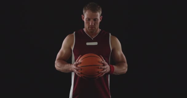 Retrato Jugador Baloncesto Masculino Caucásico Musculoso Con Colores Equipo Sosteniendo — Vídeo de stock