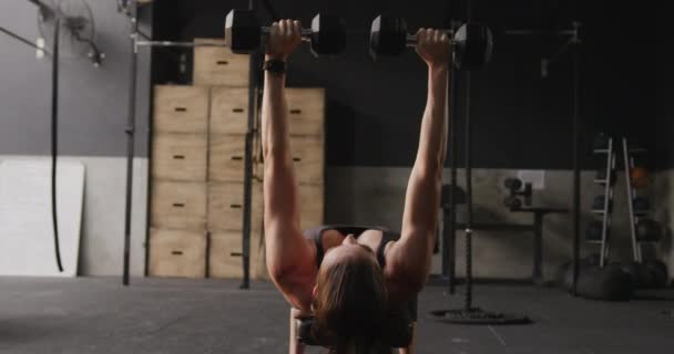 Vista Frontal Close Uma Mulher Atlética Caucasiana Cross Training Ginásio — Vídeo de Stock