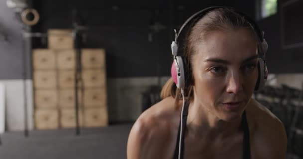 Spor Salonunda Kulaklık Takan Spor Kıyafetleri Giyen Beyaz Bir Kadının — Stok video