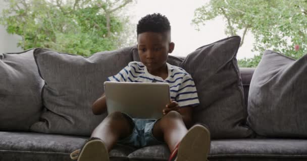 Vista Frontal Jovem Afro Americano Casa Sala Estar Sentado Sofá — Vídeo de Stock