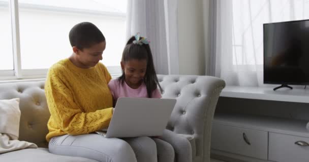 Elölnézet Egy Mosolygó Afro Amerikai Kislánya Otthon Nappaliban Kanapén Egy — Stock videók