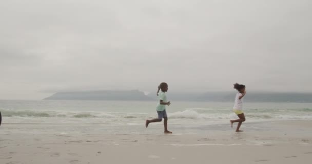 Vista Lateral Casal Afro Americano Sorridente Andando Bicicleta Longo Uma — Vídeo de Stock