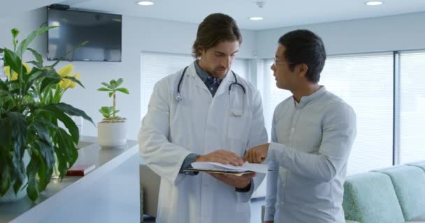 Vista Frontal Médico Caucasiano Corredor Hospital Conversando Com Paciente Asiático — Vídeo de Stock