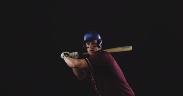 Vista Frontal Bateador Béisbol Masculino Caucásico Usando Uniforme Equipo Casco — Vídeo de stock