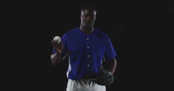 Přední Pohled Afrického Amerického Baseballového Nadhazovače Oblečeného Týmové Uniformě Rukavici — Stock video