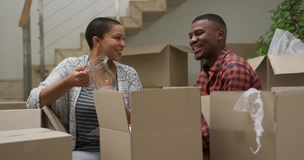 Vista Frontal Cerca Una Pareja Afroamericana Sentada Suelo Nuevo Hogar — Vídeos de Stock