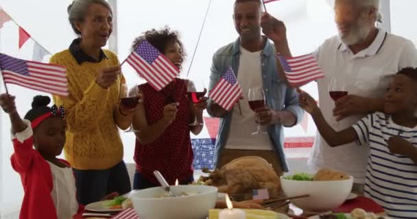 Bağımsızlık Günü Yemeği Için Yemek Masasının Etrafında Dikilen Afrika Kökenli — Stok video