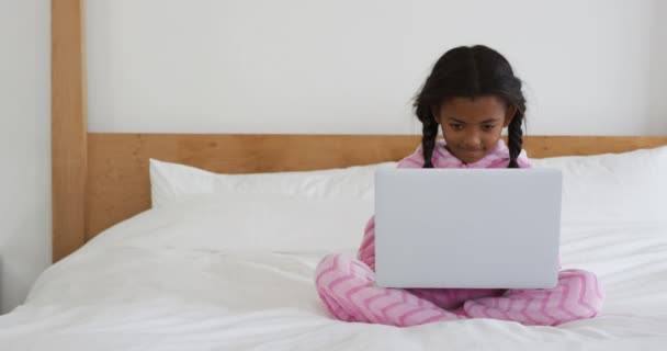 Вид Спереди Молодую Афроамериканскую Девушку Дома Сидящую Кровати Комбинезоне Ноутбуком — стоковое видео
