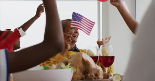 Elölnézet Egy Idős Afro Amerikai Nagymama Egy Vacsoraasztalnál Díszített Velünk — Stock videók