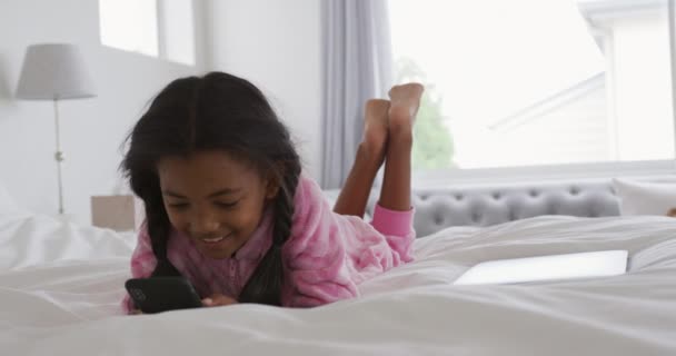 Вид Спереди Молодую Афроамериканскую Девушку Дома Лежащую Кровати Ползунках Использующую — стоковое видео
