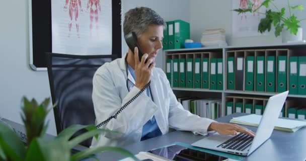 Vista Laterale Una Dottoressa Caucasica Seduta Ufficio Che Parla Telefono — Video Stock