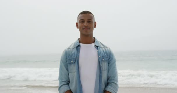 Retrato Hombre Afroamericano Pelo Corto Con Una Camiseta Una Camisa — Vídeos de Stock