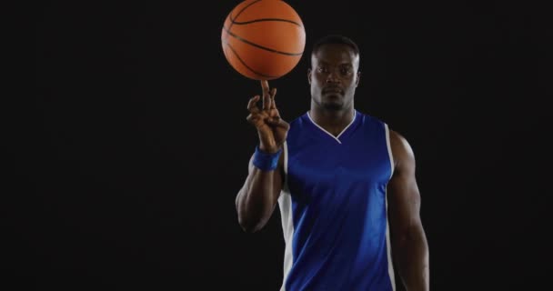 Vista Frontal Jogador Basquete Masculino Afro Americano Musculoso Usando Cores — Vídeo de Stock