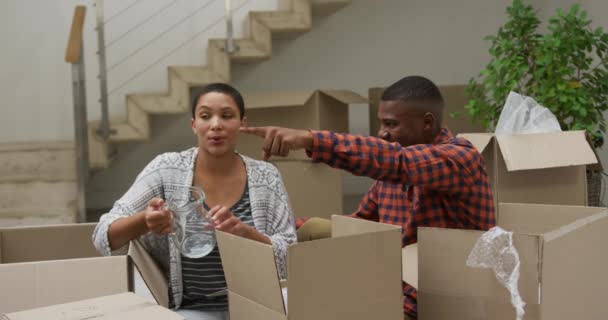 Vista Frontal Una Pareja Afroamericana Sentada Suelo Nuevo Hogar Desempacando — Vídeos de Stock