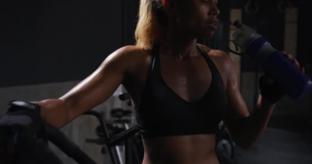 Фронт Вид Спортивной Смешанной Расы Женщины Спортивной Одежде Тренирующейся Спортзале — стоковое видео