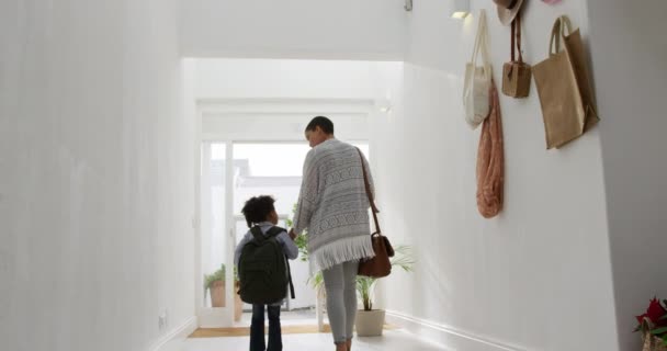 Bakifrån Låg Vinkel Ung Afroamerikansk Flicka Och Hennes Mamma Lämnar — Stockvideo