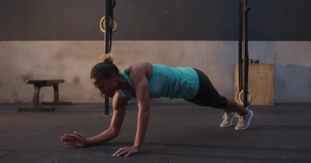 Sidovy Atletisk Blandras Kvinna Bär Sportkläder Cross Träning Ett Gym — Stockvideo