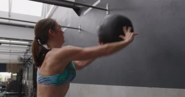 Visão Traseira Uma Mulher Branca Atlética Usando Roupas Esportivas Treinamento — Vídeo de Stock