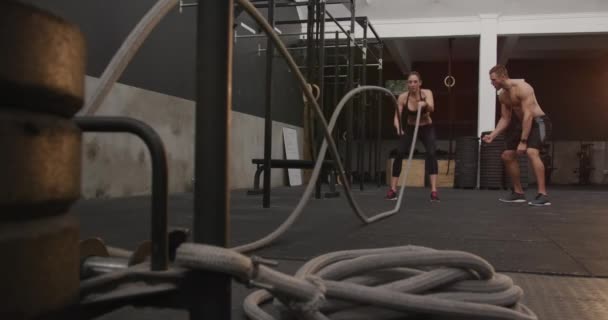 Vorderansicht Einer Athletischen Kaukasischen Frau Sportkleidung Beim Crosstraining Einem Fitnessstudio — Stockvideo