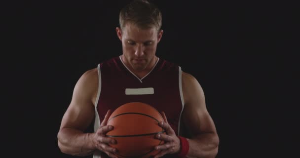 Portret Bliska Muskularnego Białego Koszykarza Kolorach Drużynowych Trzymającego Koszykówkę Dwóch — Wideo stockowe