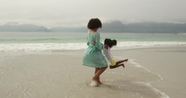 Zijaanzicht Van Een Afro Amerikaanse Vrouw Een Strand Aan Zee — Stockvideo