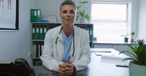 Vista Frontale Una Dottoressa Caucasica Con Indosso Camice Laboratorio Seduta — Video Stock