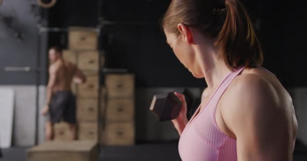 Sidovy Närbild Atletisk Vit Kvinna Bär Sportkläder Cross Training Ett — Stockvideo