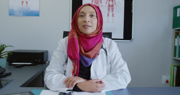 Передній Вид Змішаної Раси Жінка Лікар Лабораторному Пальто Рожевий Хіджаб — стокове відео