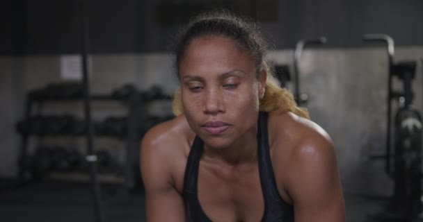 Portrét Zblízka Atletické Smíšené Závodní Žena Kříž Trénink Tělocvičně Přičemž — Stock video