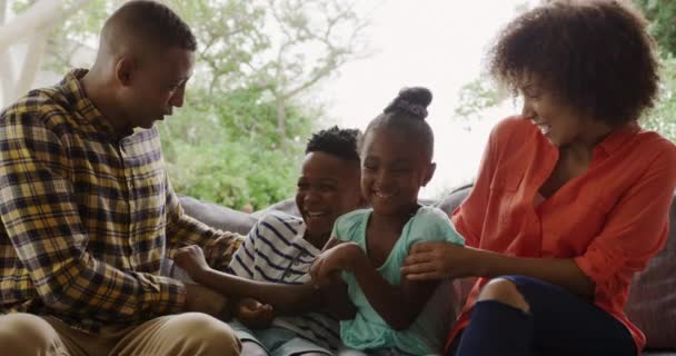 Вид Спереди Афроамериканскую Пару Маленького Сына Дочь Дома Гостиной Сидящих — стоковое видео