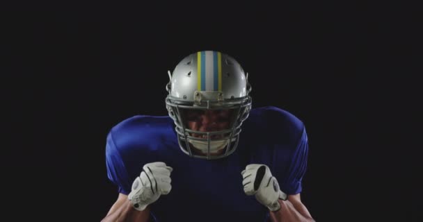 チームのユニフォーム パッド ヘルメットを着用した白人男性アメリカンフットボール選手の肖像画を閉じ 勝利を祝う拳を上げ スローモーション — ストック動画