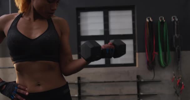 Vista Frontal Cerca Una Atlética Mujer Raza Mixta Con Ropa — Vídeo de stock
