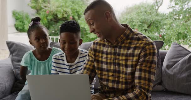 Framifrån Afroamerikansk Man Och Hans Unge Son Och Dotter Hemma — Stockvideo