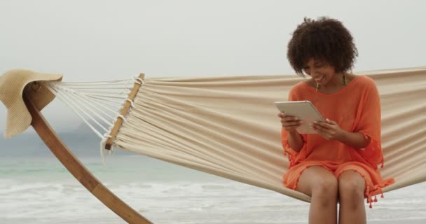 Vista Frontal Una Mujer Afroamericana Una Playa Junto Mar Sentada — Vídeo de stock