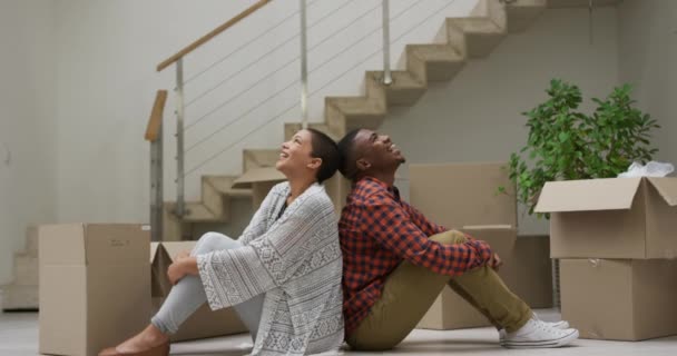 Vista Lateral Una Pareja Afroamericana Sentada Espalda Con Espalda Suelo — Vídeos de Stock