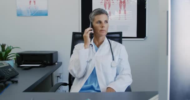 Vista Frontal Una Doctora Caucásica Con Una Bata Laboratorio Sentada — Vídeos de Stock