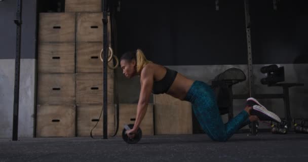 Spor Kıyafetleri Giymiş Sporcu Bir Kadının Spor Salonunda Vücut Egzersizi — Stok video