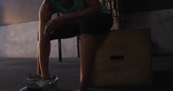 Zijaanzicht Van Een Atletische Gemengde Ras Vrouw Dragen Sportkleding Cross — Stockvideo